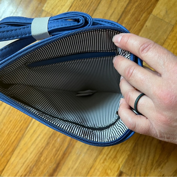 NWT Deluxity Lightweight Medium Crossbody Bag with Tassel in Bright Blue - Picture 6 of 11